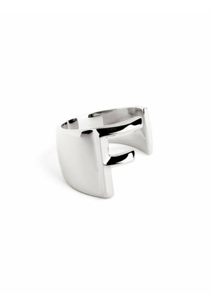 Sølv cuff ring med et moderne, vinklet design. Den har en poleret overflade og en åben band, der skaber en geometrisk form.