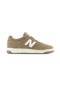 Zapatillas de ante marrón con una suela de goma blanca, que presentan un diseño clásico de cordones y un prominente logo blanco "N" en el lateral.
