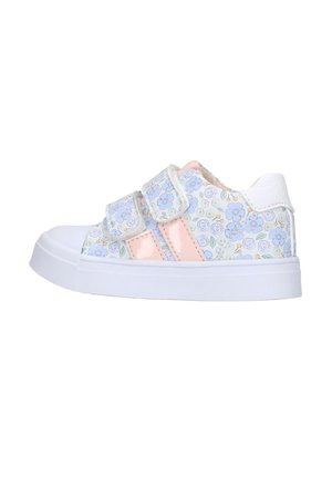 Kindersneaker mit weißer Sohle, pastellrosa Streifen, blauem und lila Blumenmuster und zwei Klettverschlüssen auf weißem Hintergrund.