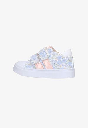 Kindersneaker met witte zool, pastelroze strepen, blauw en paars bloemenpatroon en twee klittenbandsluitingen op een witte achtergrond.