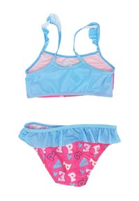 Zweiteiliges Badeanzug-Set mit einem hellblauen Oberteil mit Rüschen-Trägern und einem pinken Unterteil, das mit bunten Buchstaben und Herzen verziert ist.