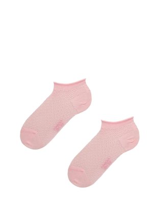 Paar hellrosa Knöchelsocken mit einem strukturierten Strickmuster und einfarbigen Zehen-, Fersen- und Bündchenbereichen auf weißem Hintergrund.