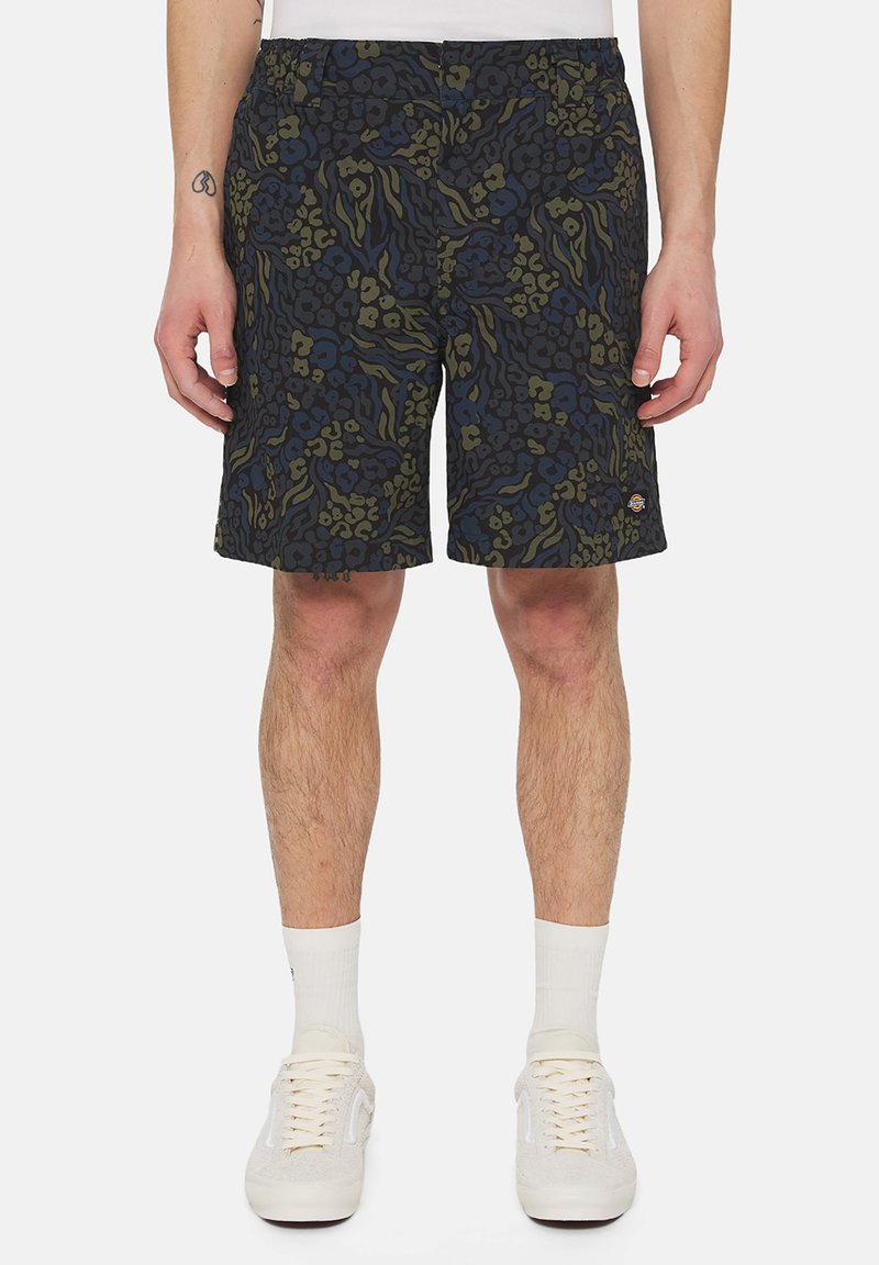 Pantaloni corti in un motivo scuro con design floreali e ondulati verdi e blu. Realizzati in tessuto traspirante, dotati di tasche laterali e una vestibilità comoda.