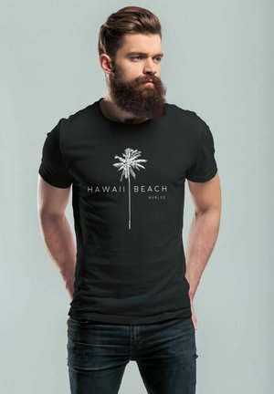 Schwarzes T-Shirt mit einem Palmen-Graphic und dem weißen Text "HAWAII BEACH". Lässige Passform mit kurzen Ärmeln; glatter Stoff.