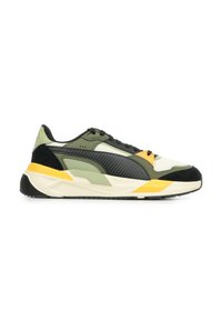 Scarpe sportive nere e verde oliva con pannelli in rete, dettagli testurizzati, particolari gialli e una suola spessa bianca e nera.