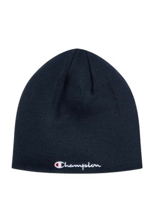 Berretto a maglia blu navy scuro con logo Champion bianco e rosso ricamato vicino al bordo inferiore su uno sfondo bianco semplice.
