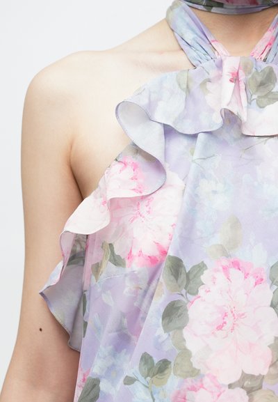 Ujjatlan virágos ruha puha lila anyagból, fodros szegélyekkel és rózsaszín bazsarózsa mintával. Könnyű textúrájú, sima felületű.