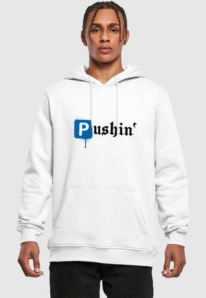 Vit huvtröja med framficka, med en blå "P"-logotyp och svart stiliserad text "Pushin'" med sprayfärgseffekt.