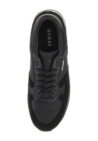 Baskets noires avec un mélange de cuir texturé et de mesh, dotées d'un design à lacets, d'une semelle de soutien et d'un marquage discret sur le côté.