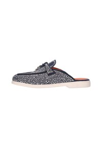 Marine instap schoenen versierd met zilveren studs, met een ronde neus, platte witte zool en een decoratieve strik op de bovenkant.