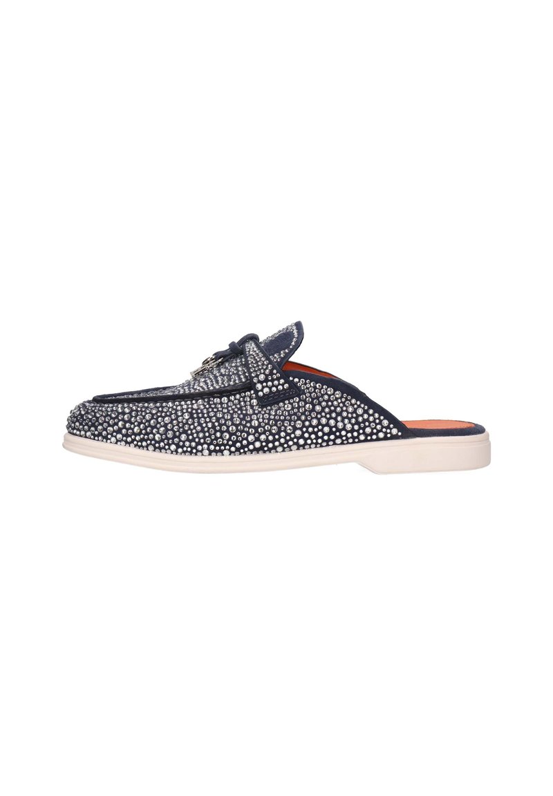 Marine instap schoenen versierd met zilveren studs, met een ronde neus, platte witte zool en een decoratieve strik op de bovenkant.
