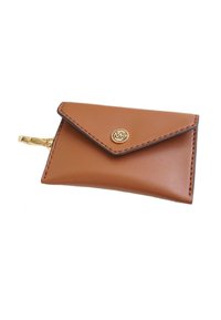 Portafoglio in pelle marrone con un flap triangolare, caratterizzato da un logo dorato e una clip. Texture liscia con cuciture a contrasto lungo i bordi.