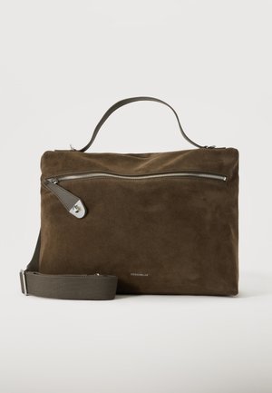 Braune Wildleder rechteckige Handtasche mit Tragegriff oben, vorderer Reißverschlusstasche und verstellbarem Stoff-Schulterriemen auf weißem Hintergrund.