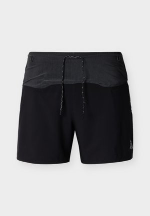 Μαύρα μαγιό σορτς με σκούρα γκρι ελαστική μέση και μαύρο κορδόνι, με μικρό τριγωνικό λογότυπο στο αριστερό πόδι.