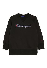 Felpa nera a maniche lunghe con collo tondo, con il logo "Champion" ricamato in bianco e rosso sul petto e un piccolo logo sul polsino sinistro.