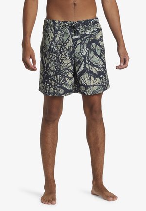 Herren Badehosen mit einem schwarzen und grünen abstrakten Muster, aus leichtem Stoff gefertigt; elastischer Bund mit Kordelzug, mittellange Beine.