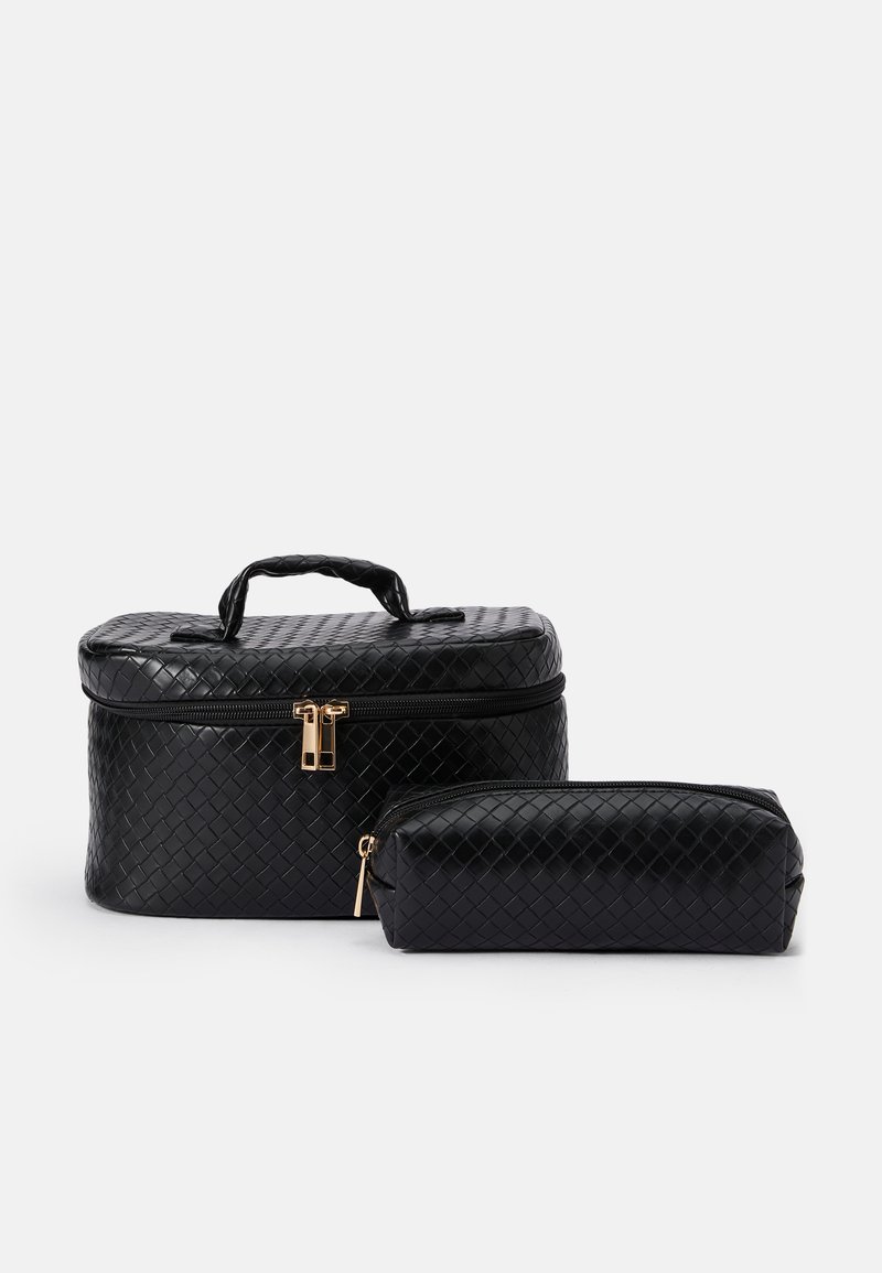 Setul de pungi cosmetice împletite de culoare neagră include un etui dreptunghiular mare cu mânere și un plic mai mic, ambele având accesorii și fermoare aurii.