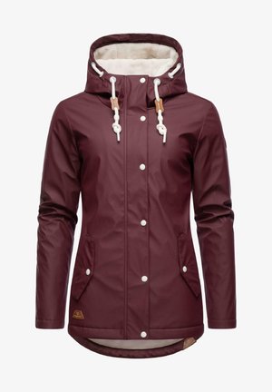 Bordó vízálló dzseki puha, krémszínű béléssel. Felszereltsége között szerepel egy húzózsinórral ellátott kapucni, fehér patent gombok, valamint két elülső zseb.