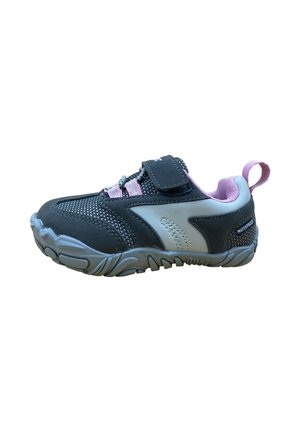 Zapatilla impermeable para niños en negro y gris con detalles en rosa, cierre de velcro, cuello acolchado y suela de goma resistente.