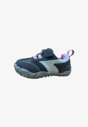 Zapatilla impermeable para niños en negro y gris con detalles en rosa, cierre de velcro, cuello acolchado y suela de goma resistente.