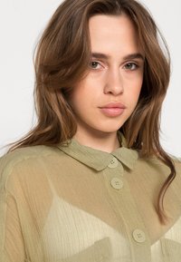 Monki Blusa com botões - beige mid dusty