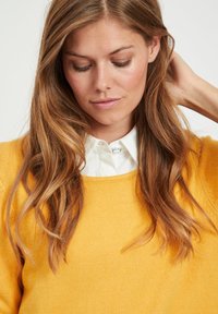 VILA VIRIL DRESS - Strikkjoler - mineral yellow