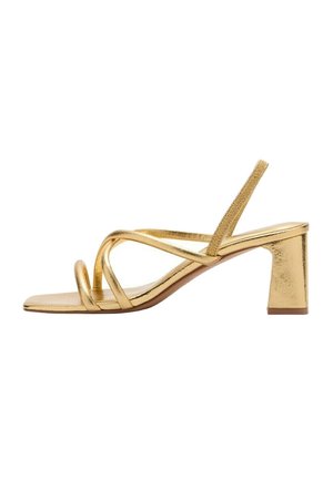 Sandale en métal doré avec talon bloc, trois fines lanières croisées à l'avant et bride élastique arrière.