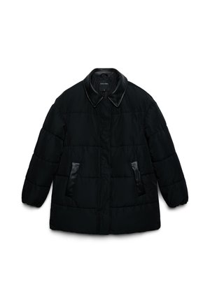 Schwarze gesteppte Jacke mit Kragen und Taschenbesätzen aus Kunstleder, langen Ärmeln und Frontverschluss, auf weißem Hintergrund präsentiert.