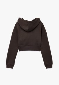 Bruine cropped hoodie met een capuchon, lange mouwen en geribde manchetten, gemaakt van zachte stof met een gladde textuur.
