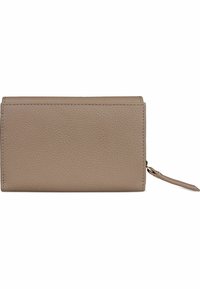 Cartera de cuero beige texturizado con bordes cosidos y una lengüeta de cremallera en el lado derecho, sobre un fondo blanco.