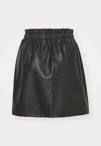 Gonna nera in similpelle con vita elastica, caratterizzata da una texture liscia e una silhouette svasata, che termina sopra la metà della coscia.