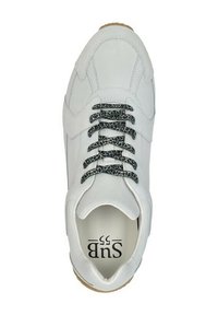 Witte sportieve schoen met een afgeronde neus, gehonde grijze veters en rubberen zool. De binnenzool toont "SBU 55" gedrukt aan de binnenkant.