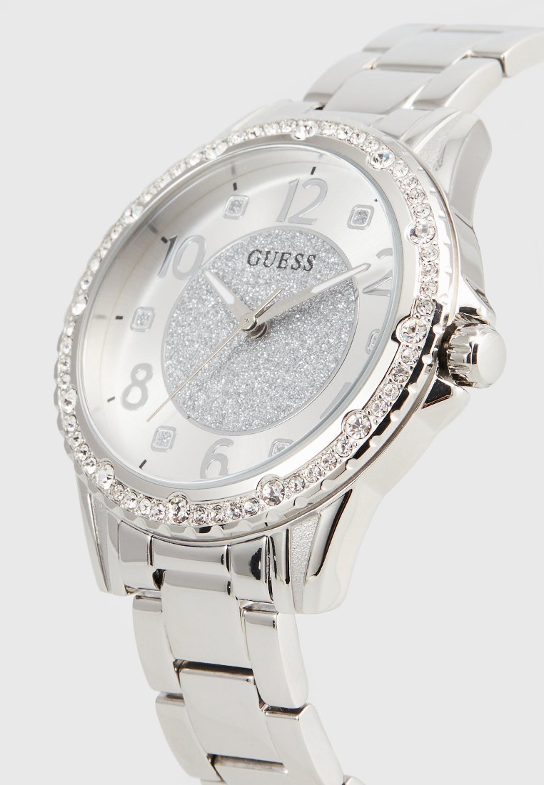 Orologio da polso Guess in argento con centro luccicante, lunetta impreziosita da cristalli, cinturino in metallo argento e indicatori orari numerici, che segna 10:10:40.