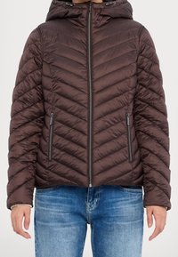 Veste rembourrée marron avec un motif en chevron, fermeture éclair à l'avant et capuche. Comprend des poches latérales et un design court. Texture lisse.