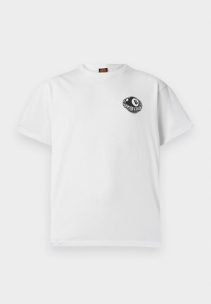 T-shirt blanc à manches courtes avec un petit graphique de billard 8 noir et blanc et le texte "Santa Cruz" sur la poitrine gauche.