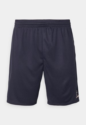 Marineblå sportsshorts med elastisk midje og subtil logo nær kanten på høyre ben, vist på en ensfarget lys bakgrunn.