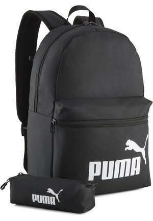 Mochila Puma negra con bolsillo delantero con cremallera y estuche para lápices negro a juego, ambos con el logo y texto de Puma en blanco.