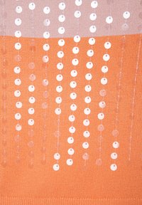 Strickstoff in Orange mit vertikalen Streifen aus weißen runden Pailletten. Die Textur ist glatt mit einem gerippten Abschluss am unteren Ende.