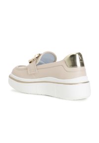 Beige Sneaker mit glänzendem goldenen Absatz, weißer Plateausohle und dekorativer Schnalle an der Seite. Glattes Material und abgerundete Form.