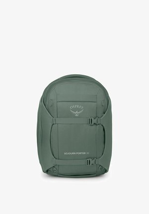 Sac à dos en nylon vert à forme arrondie, doté d'un compartiment avant, de boucles latérales et du logo "OSPREY SOJOURN PORTER 30" à l'avant.