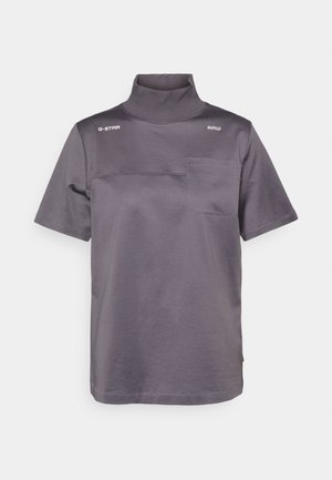 Mørkegrå t-shirt med korte ærmer, høj ribkrave, brystlomme og lille tekst "G-STAR RAW" trykt nær skuldrene.