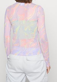 Durchsichtige Langarmbluse im pastellfarbenen Batikmuster mit Wirbeln in Rosa, Blau und Lavendel; weicher, leichtgewichtiger Stoff; körperbetontes Design.