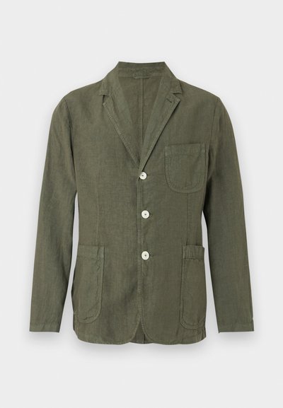 Καθημερινό σακάκι σε ελαιόχρωμο με στρογγυλεμένες πέτο, τρία λευκά κουμπιά και τρεις τσέπες με ραφές μπροστά.