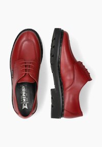 Chaussures en cuir rouge avec un bout arrondi, un design à lacets et une semelle en caoutchouc noir contrastante avec une texture antidérapante. Logo de la marque sur la semelle intérieure.