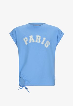 T-shirt azzurro chiaro con maniche arrotolate, caratterizzato dalla scritta "PARIS" in lettere crema sul petto e un dettaglio con cordino sul lato.