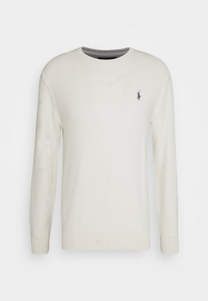 Pull à manches longues blanc avec col rond, en tissu texturé, avec un petit logo brodé d'un joueur de polo foncé sur le côté gauche de la poitrine.