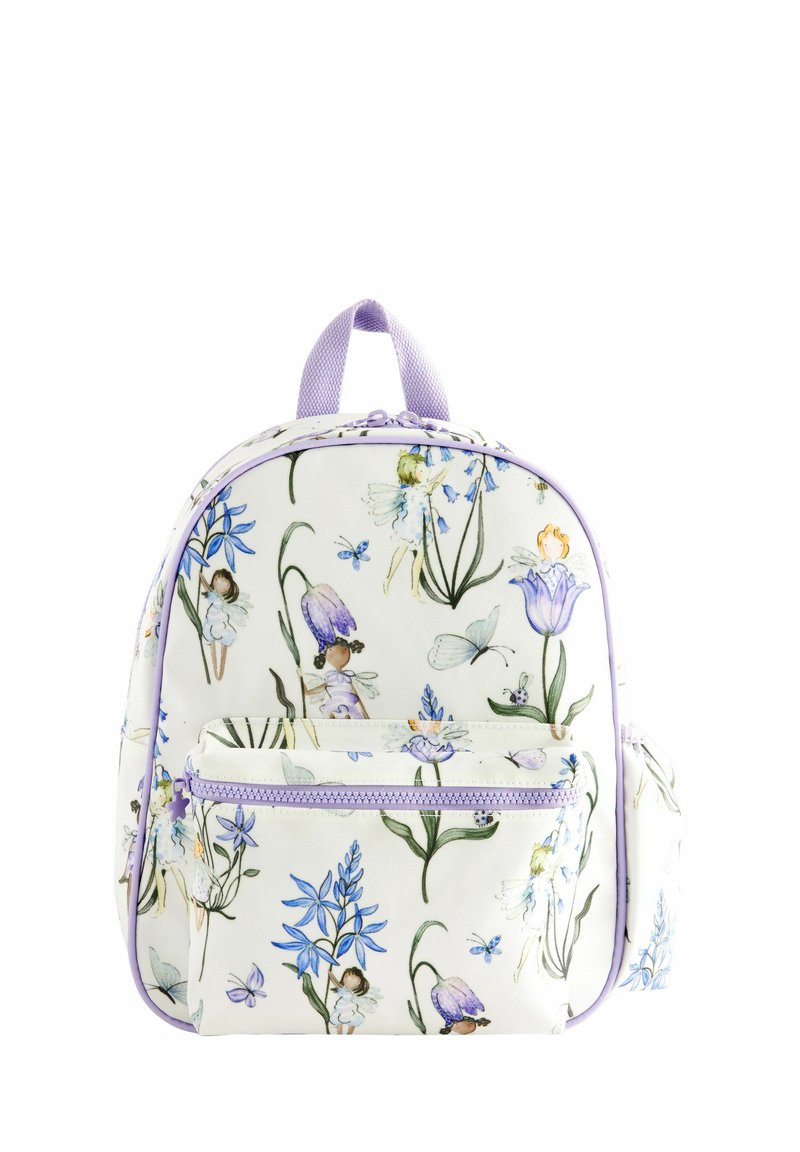 Rucsac din material alb, cu margini violet, având un model floral cu flori albastre și personaje jucăușe. Include o buzunar frontal cu fermoar.