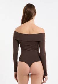 Brązowe body z odkrytymi ramionami i długimi rękawami, charakteryzujące się gładką fakturą i minimalistycznym designem, podkreślające sylwetkę.