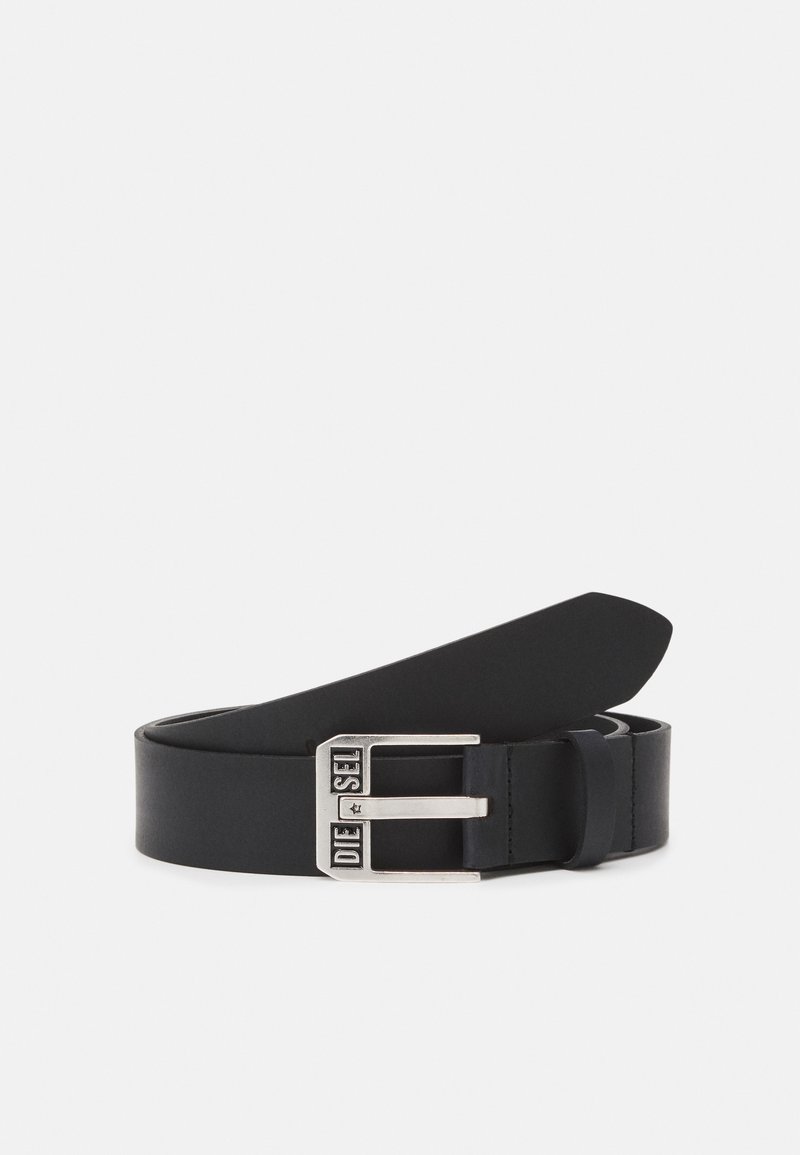 Ceinture en cuir noir avec une finition lisse, dotée d'une boucle métallique argentée gravée "DIESEL". La ceinture a un design classique et une coupe droite.