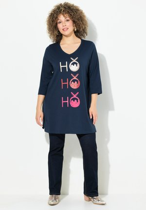 Marineblaues Tunika mit V-Ausschnitt und Dreiviertelärmeln, versehen mit einem dekorativen "HO HO HO"-Grafik in Silber, Weiß und Rosa auf der Vorderseite.